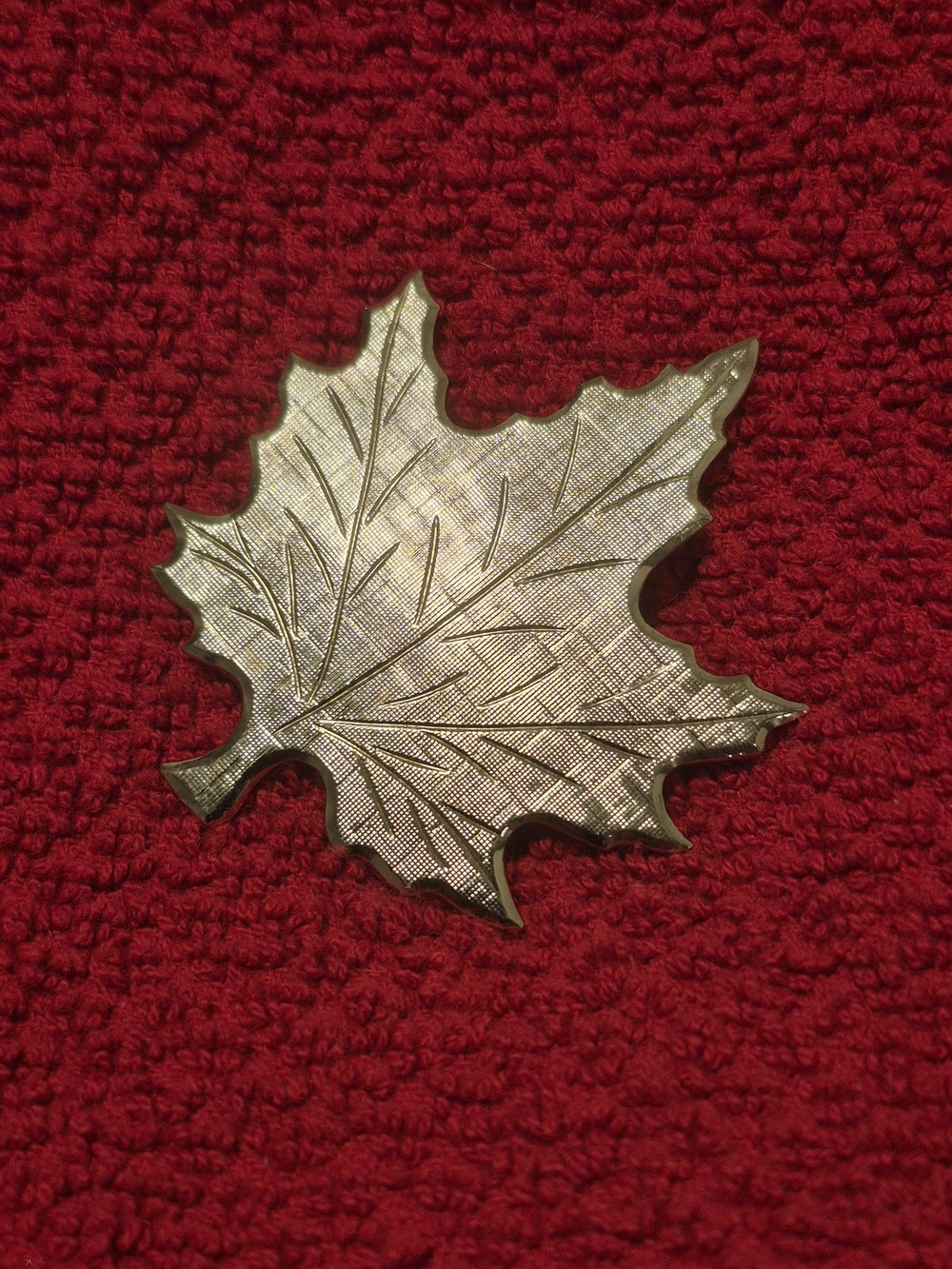 Silver/metal Maple Leaf pin/brooch